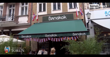 Kadr z filmu na temat Restauracji Bangkok z cyklu "Starówka Mistrzów. Zdjęcie przedstawia restauracje z zewnątrz budynku