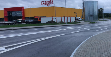 Zdjęcie sklepu firmy Agata S.A. przy ulicy Olsztyńskiej w Toruniu z perspektywy przechodnia