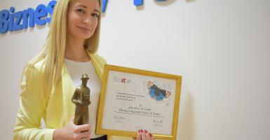Marta Milde z Centrum  Wsparcia Biznesu w Toruniu prezentuje statuetkę Grand Prix Festiwalu FilmAT 