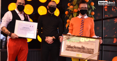 Aleksandra i Jarosław Włodarczykowie z firmy Graffico odbierają dyplom i nagrodę z rąk dyrektora CWB Łukasza Szarszewskiego.