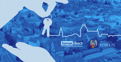 Grafika przedstwia dłonie przekazujące klucze i logotypy Miasto Toruń/CWB, w tle zdjęcie Torunia 
