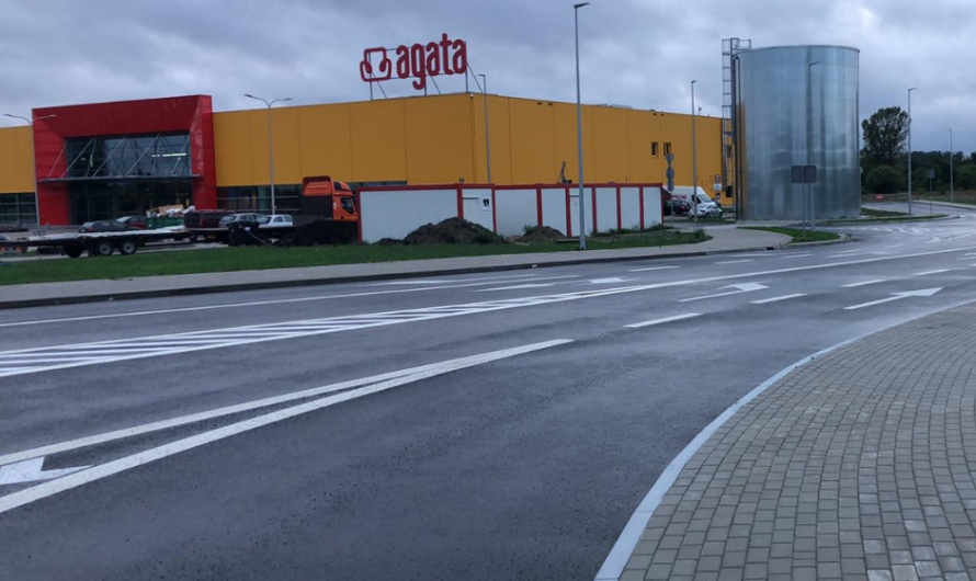 Zdjęcie sklepu firmy Agata S.A. przy ulicy Olsztyńskiej w Toruniu z perspektywy przechodnia