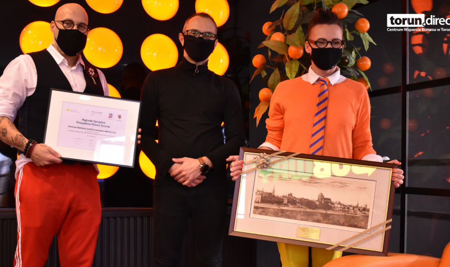 Aleksandra i Jarosław Włodarczykowie z firmy Graffico odbierają dyplom i nagrodę z rąk dyrektora CWB Łukasza Szarszewskiego.