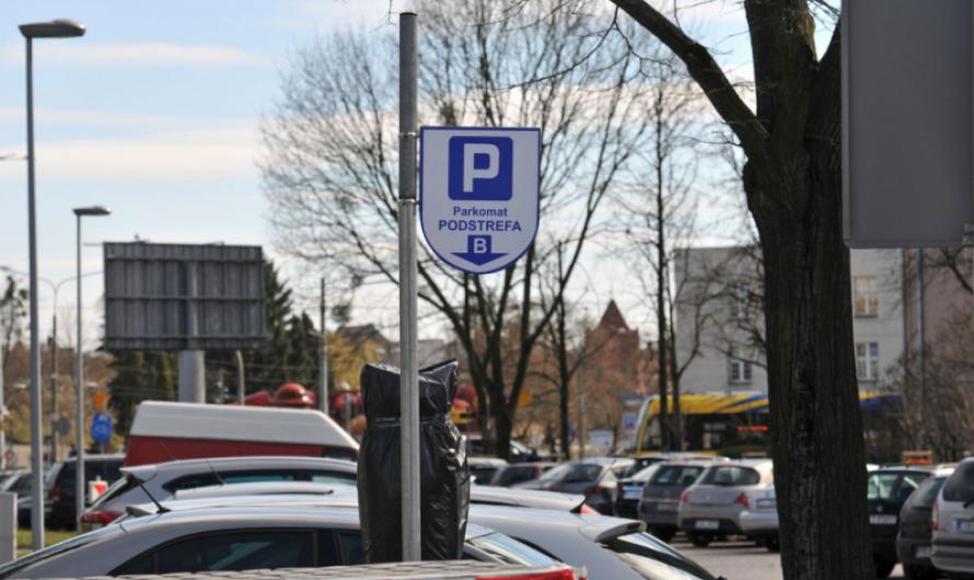  Na zdjęciu parking samochodowy ze znakiem informacyjnym pionowym Parkomat Podstrefa B