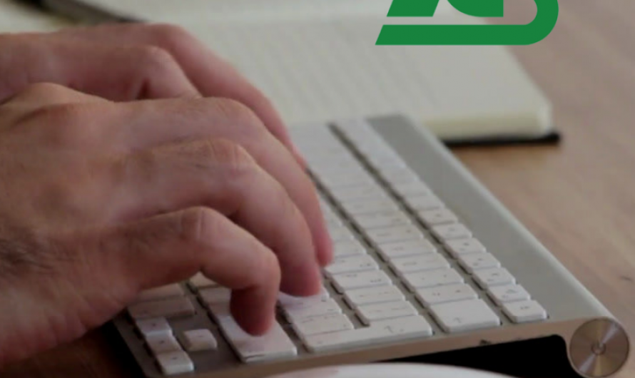 Zdjęcie przedstawia dłonie na klawiaturze i logotyp ZUS