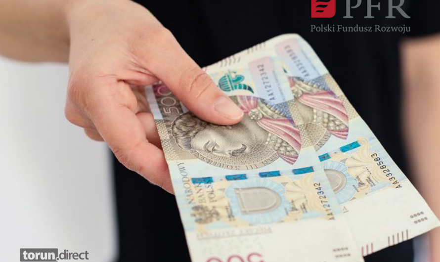 Zdjęcie przedstawia osobę trzymającą dwa banknoty 500 zł  i logotyp PFR