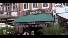 Kadr z filmu na temat Restauracji Bangkok z cyklu "Starówka Mistrzów. Zdjęcie przedstawia restauracje z zewnątrz budynku