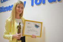 Marta Milde z Centrum  Wsparcia Biznesu w Toruniu prezentuje statuetkę Grand Prix Festiwalu FilmAT 
