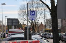  Na zdjęciu parking samochodowy ze znakiem informacyjnym pionowym Parkomat Podstrefa B