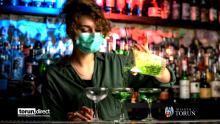 N a zdjęciu barmanka w maseczce higienicznej przygotowuje napoje