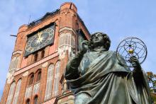 Zdjęcie Ratusza i pomnika M. Kopernika.