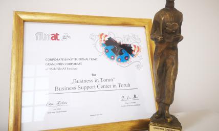 Statuetka i dyplom dla Centrum Wsparcia Biznesu w Toruniu 